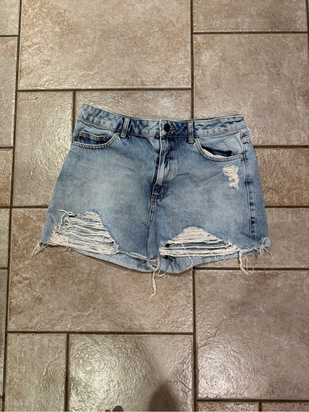 Women’s Distressed Light Blue Denim Shorts/-Topshop Mom size 10